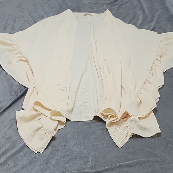 Pale Yellow Fly-Away Back Ruffle 3/4 Sleeve Top M - Picture 1 of 1